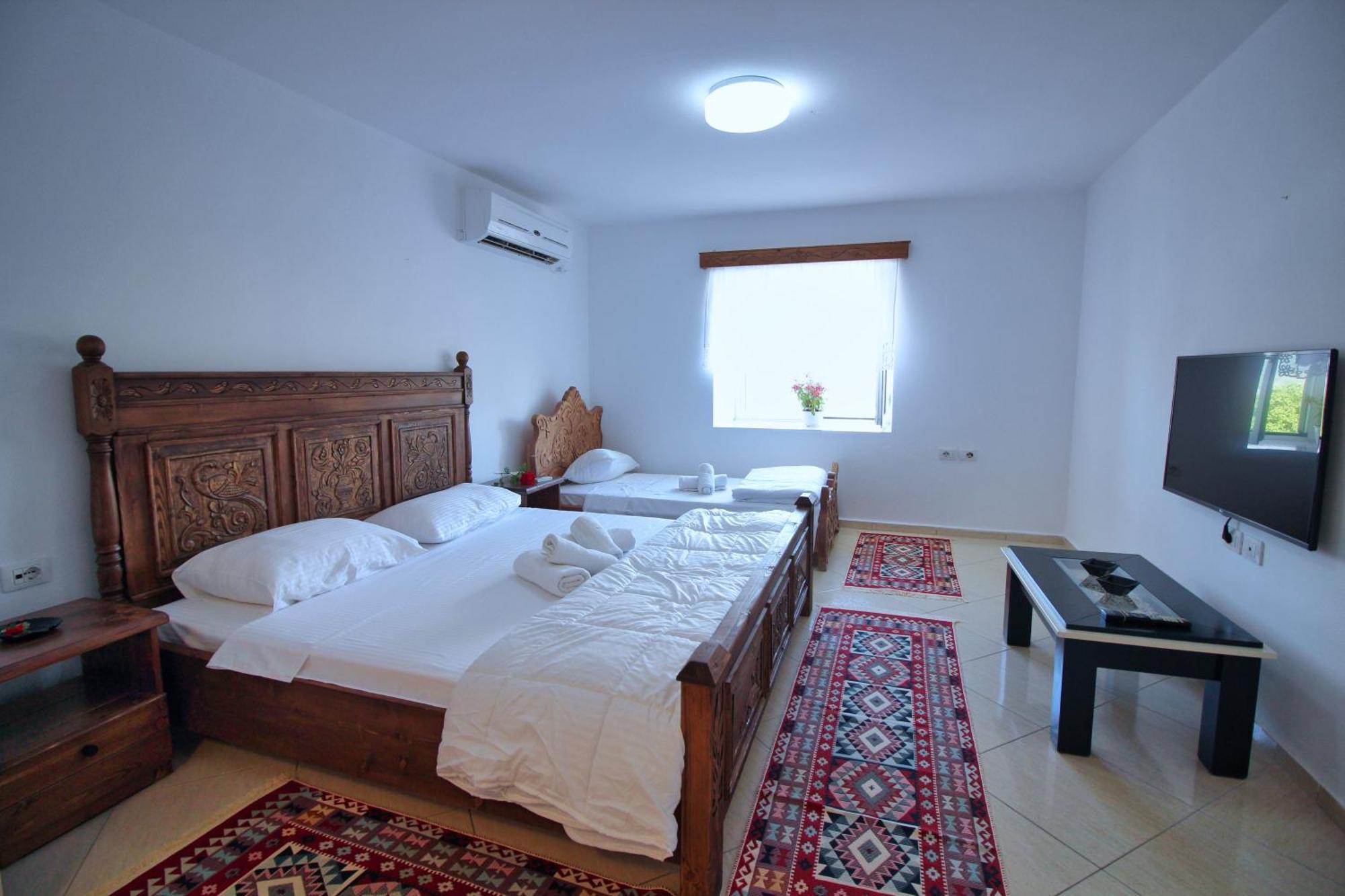 Guri Guesthouse Gjirokaster Exterior photo