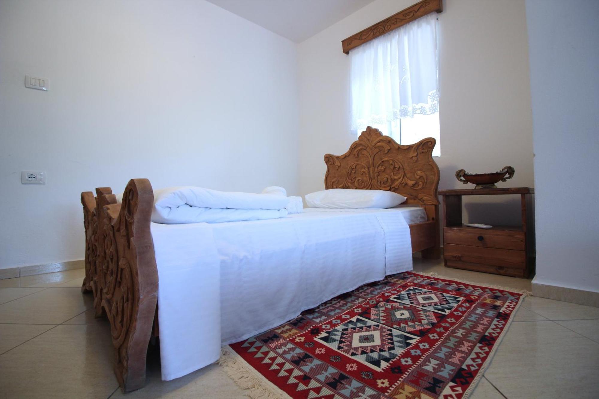Guri Guesthouse Gjirokaster Exterior photo