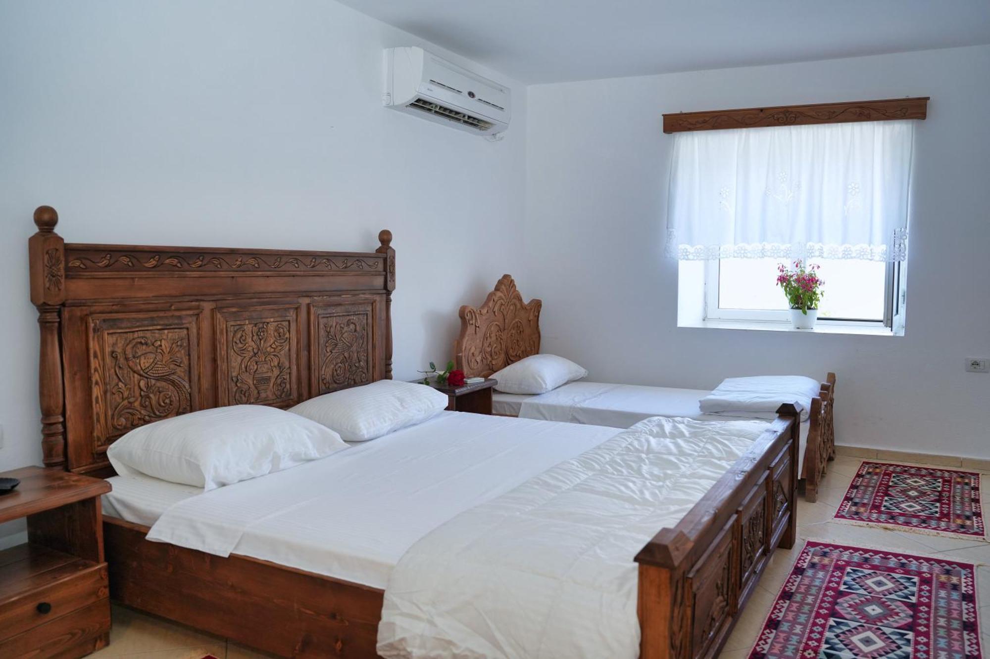 Guri Guesthouse Gjirokaster Exterior photo