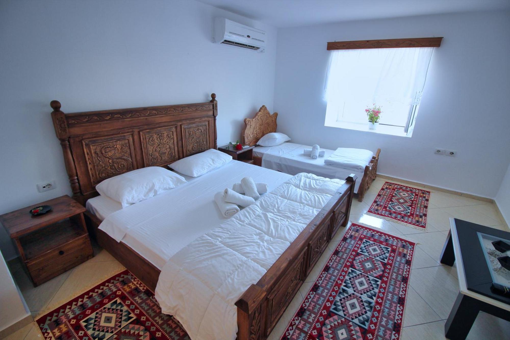 Guri Guesthouse Gjirokaster Exterior photo