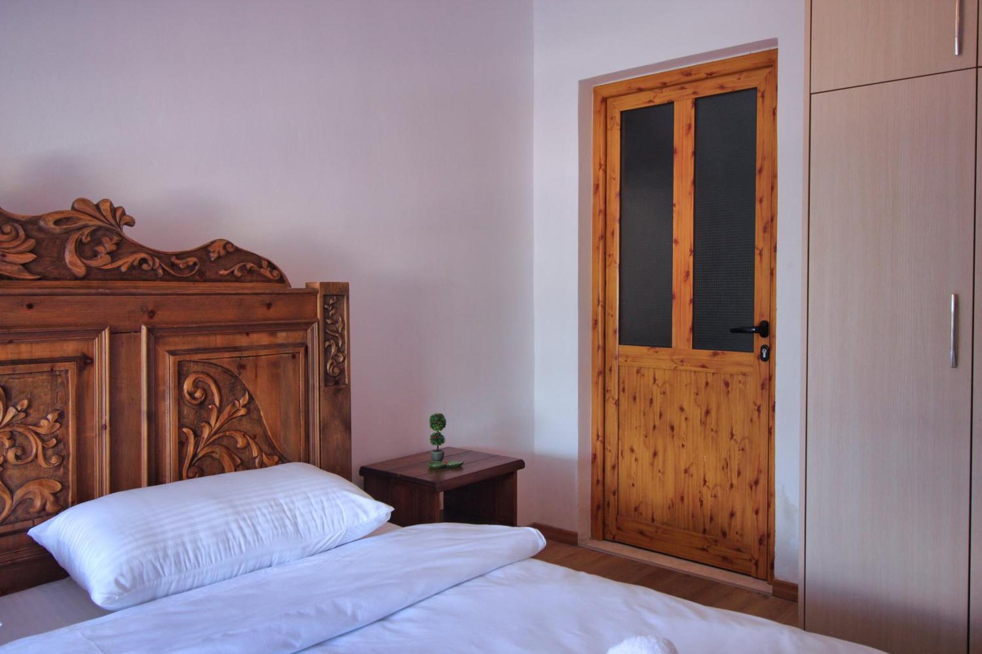 Guri Guesthouse Gjirokaster Exterior photo