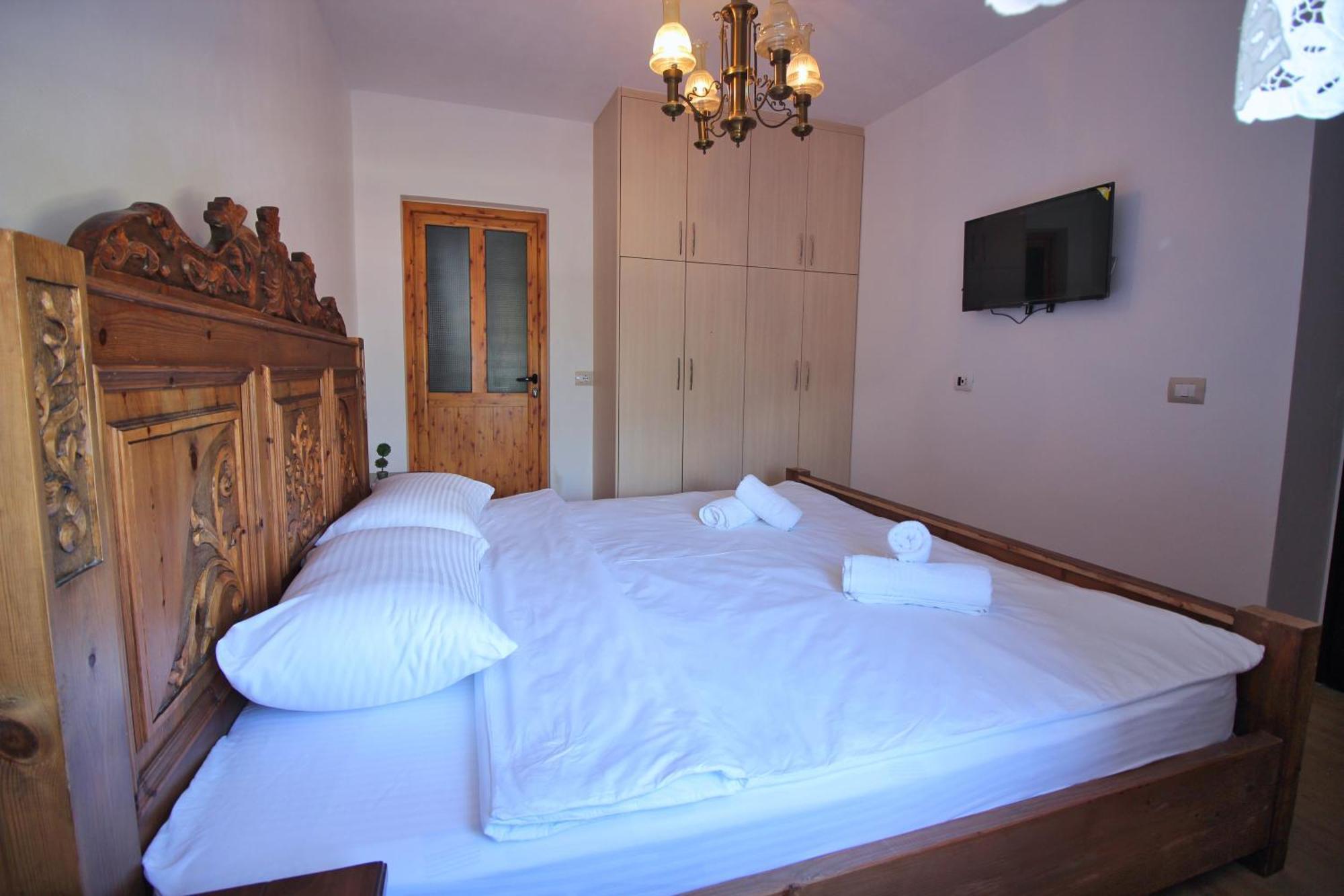 Guri Guesthouse Gjirokaster Exterior photo