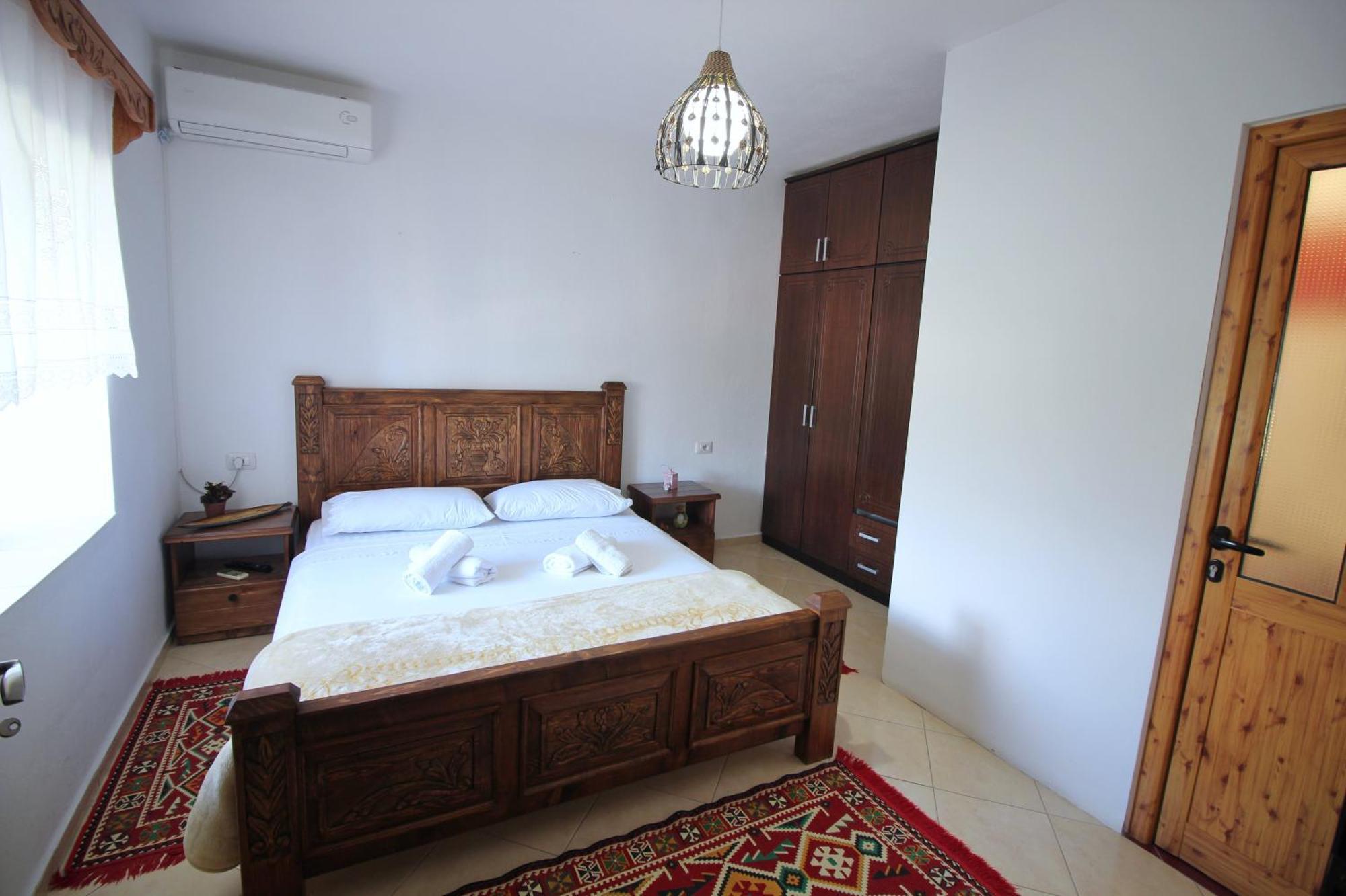 Guri Guesthouse Gjirokaster Exterior photo