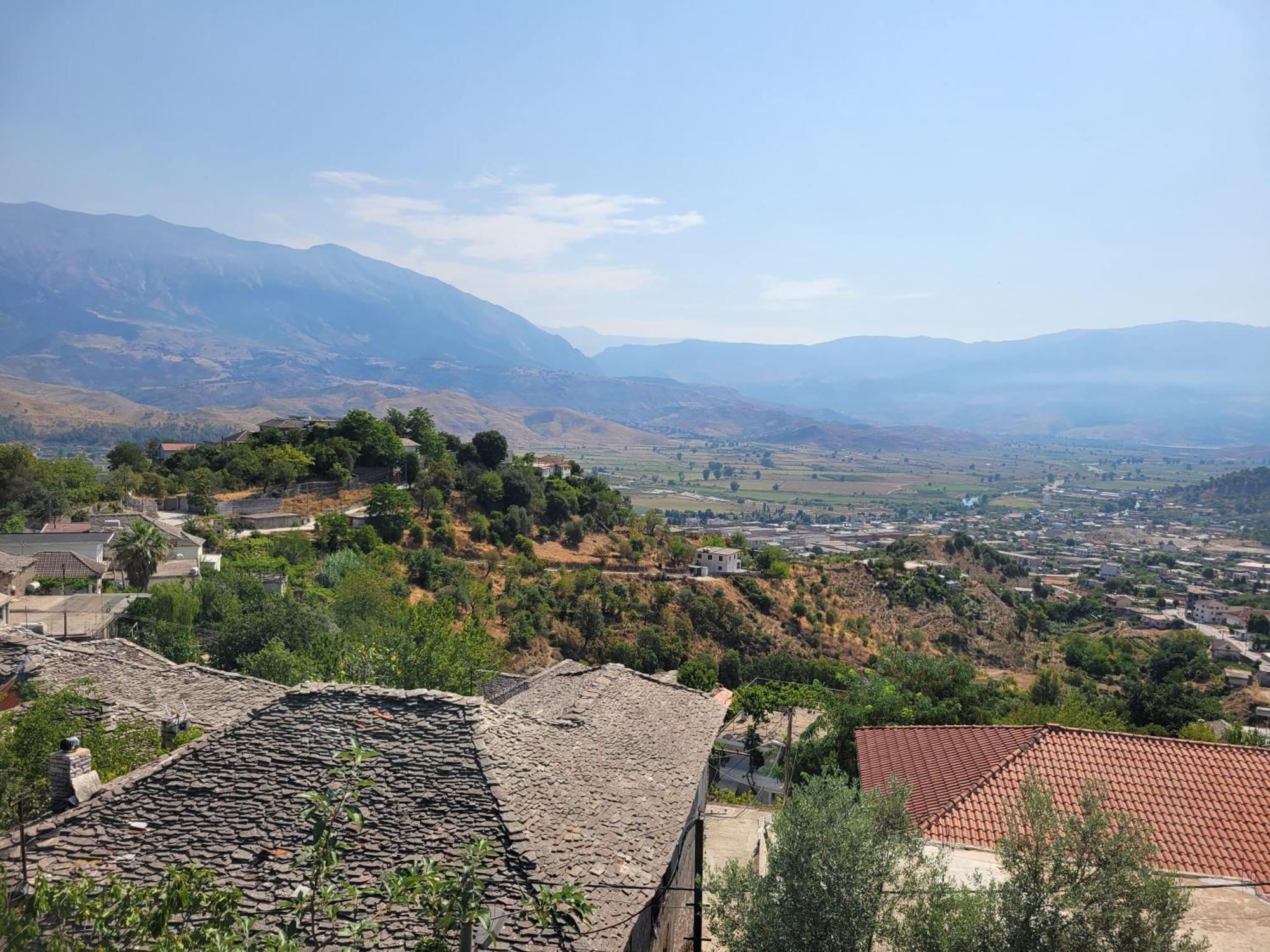 Guri Guesthouse Gjirokaster Exterior photo
